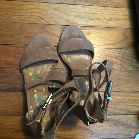 Tan heels - Picture 1 of 2